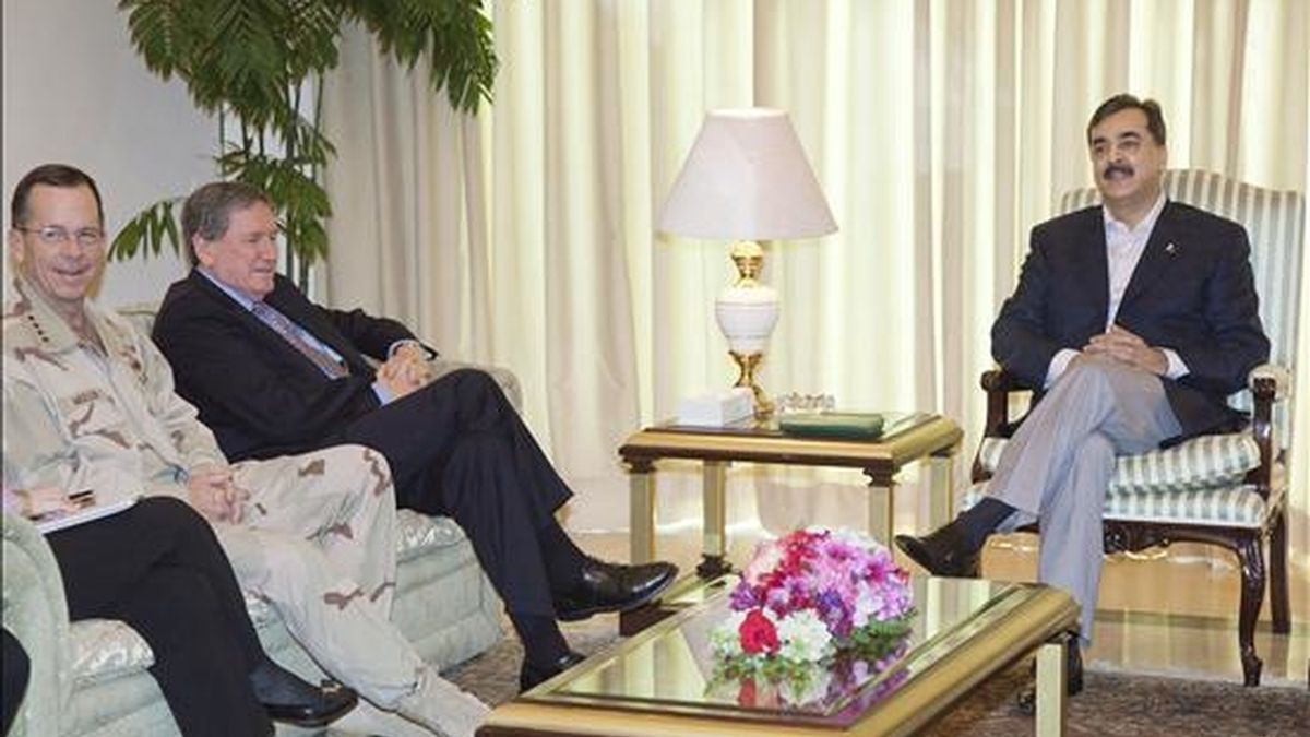 El enviado especial de EEUU para Afganistán y Pakistán, Richard Holbrooke (c), y el jefe del Ejército estadounidense, almirante Mike Mullen, conversan con el primer ministro de Pakistán, Yusuf Raza Gilani, durante la reunión mantenida en Islamabad, Pakistán, el 7 de abril de 2009. EFE
