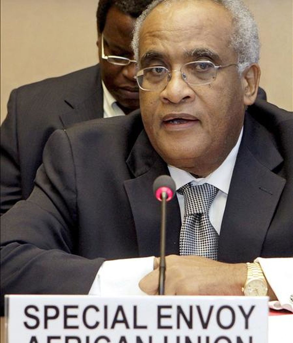 El enviado especial de la Unión Africana por Darfur, Salim Ahmed Salim, ofrece un discurso durante las negociaciones sobre Darfur en la sede de Naciones Unidas en Ginebra (Suiza), el 18 de marzo de 2008. EFE