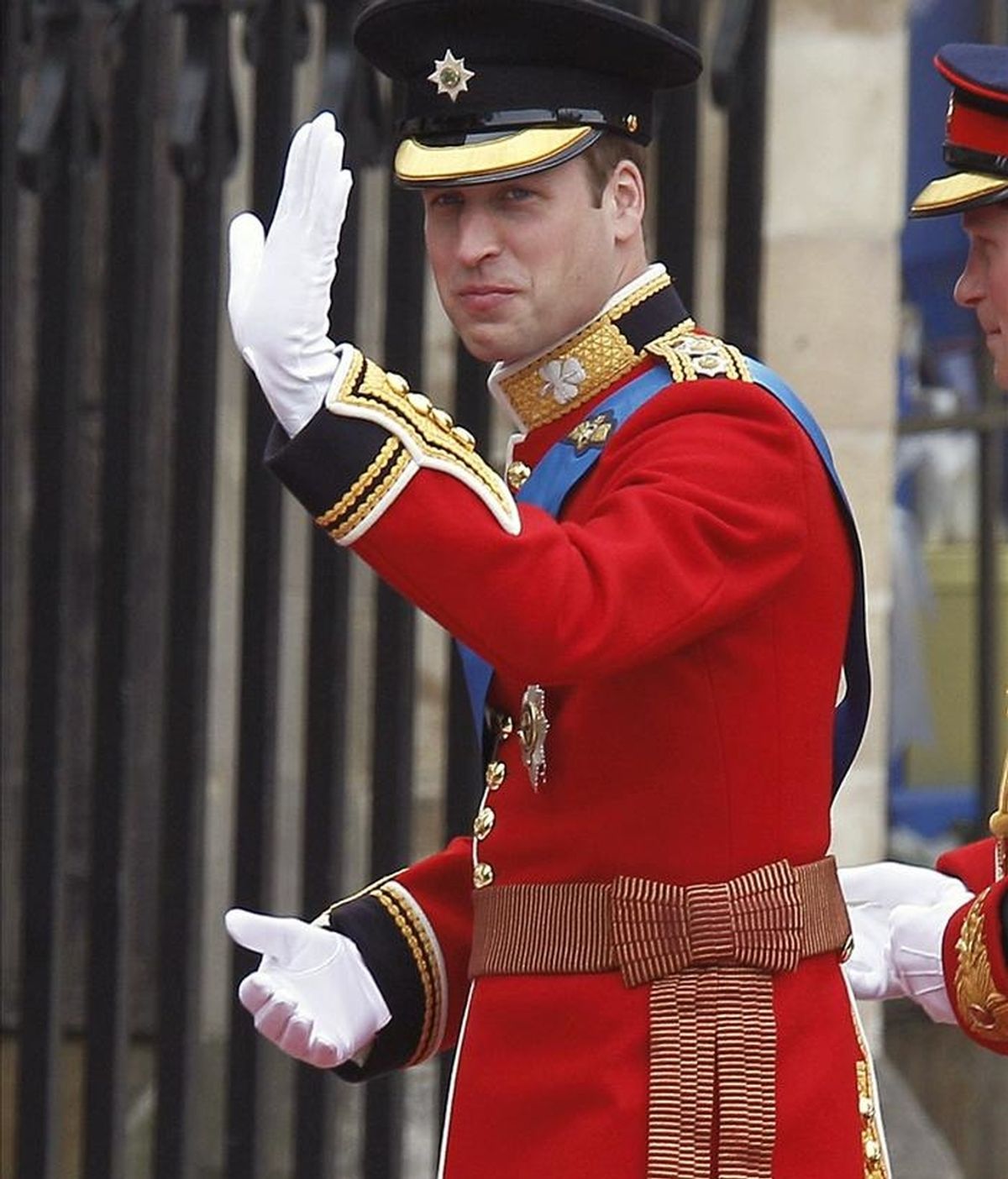 El príncipe Guillermo de Inglaterra saluda a su llegada a la Abadía de Westminster, en Londres, en donde hoy contraerá matrimonio con su prometida, Kate Middleton. EFE