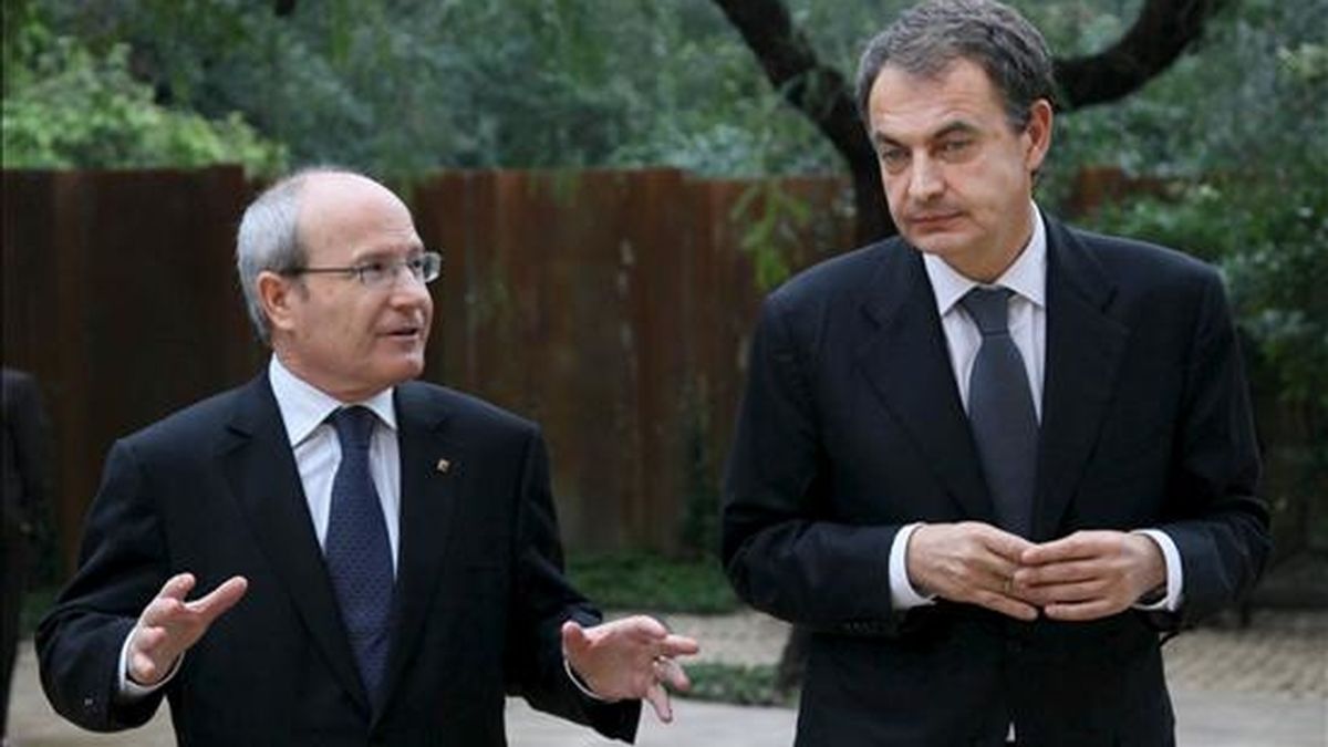 El presidente del Gobierno español, José Luis Rodríguez Zapatero (d), junto a su homólogo de la Generalitat de Cataluña, José Montilla. EFE/Archivo