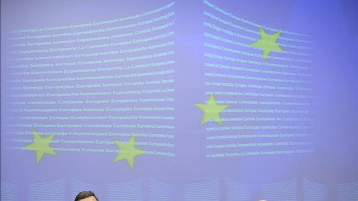 El presidente de la Comisión Europea, el portugués Jose Manuel Durao Barroso (i), y el responsable europeo de Asuntos Económicos y Monetarios, Joaquín Almunia, durante una rueda de prensa en Bruselas, Bélgica. EFE/Archivo