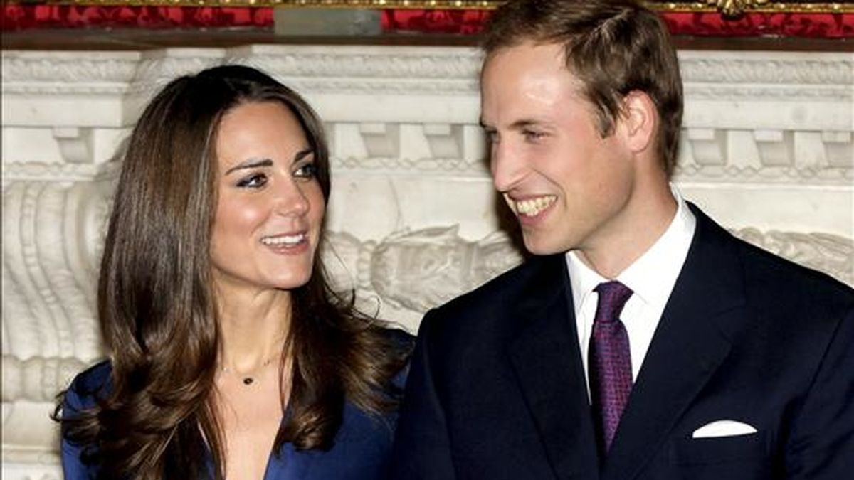 En la imagen, el príncipe Guillermo y su prometida Kate Middleton durante una sesíon de fotos con motivo de su compromiso en el Palacio St. James de Londres, Reino Unido. EFE
