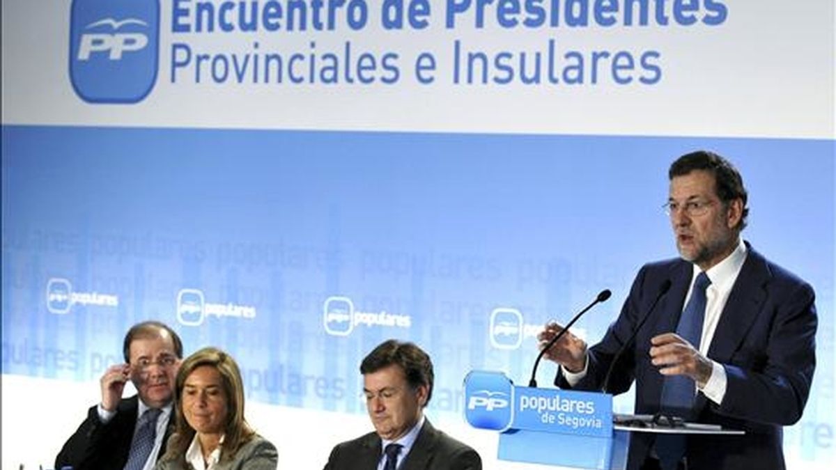 El presidente del PP, Mariano Rajoy (d), durante su intervención hoy en Segovia en la clausura del IV Encuentro de Presidentes Provinciales e Insulares del Partido Popular, que abordó asuntos relacionados con las próximas elecciones municipales y autonómicas. EFE