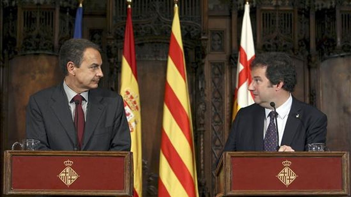 El presidente del Gobierno, José Luis Rodríguez Zapatero (i), junto al alcalde de Barcelona, Jordi Hereu, durante la rueda de prensa posterior a la reunión que ha mantenido esta tarde en el Ayuntamiento de Barcelona con los alcaldes catalanes del PSC de poblaciones de más de 50.000 habitantes. EFE