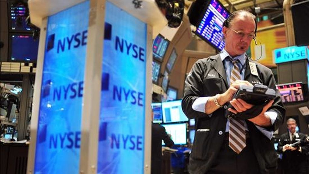 El Dow Jones de Industriales, que incluye a treinta de las mayores empresas de Estados Unidos, añadió 274,66 puntos al nivel de cierre del martes y finalizó en 10.018,28 puntos. EFE/Archivo El Dow Jones de Industriales, que incluye a treinta de las mayores empresas de Estados Unidos, añadió 274,66 puntos al nivel de cierre del martes y finalizó en 10.018,28 puntos. EFE/Archivo