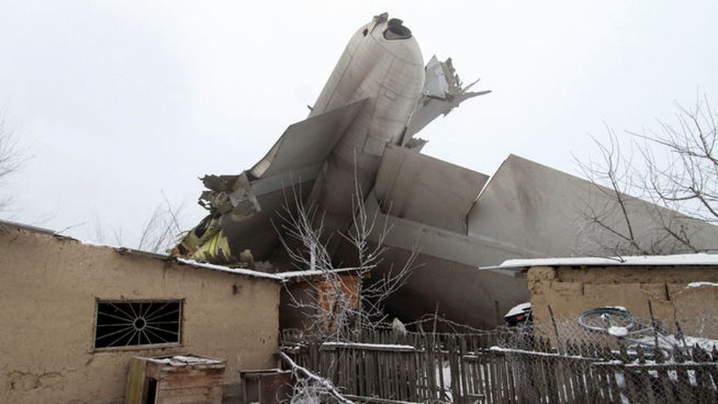 Decenas de muertos al estrellarse un avión contra una población en Kirguistán