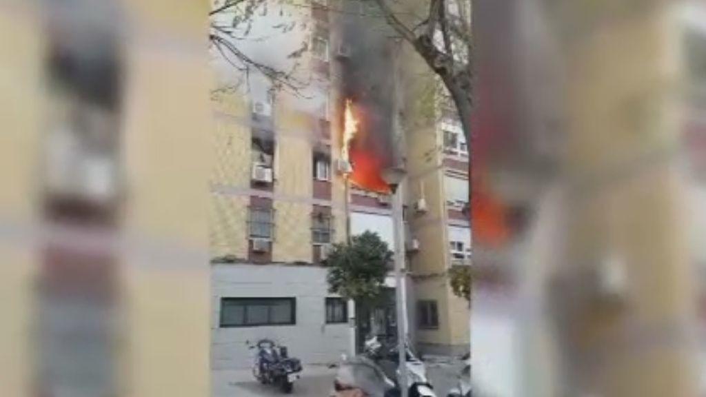 Angustiosa huida de las llamas en un virulento incendio en Sevilla