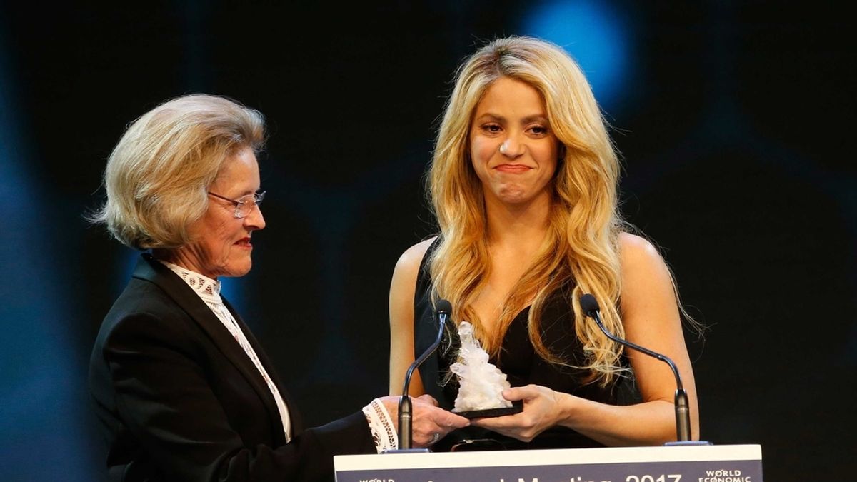 Shakira recibe el Premio Cristal en el Foro Económico Mundial de Davos