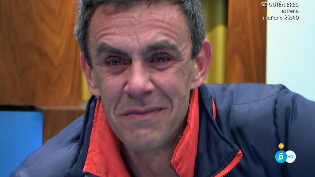 Alonso Caparrós llora desconsoladamente al escuchar una canción de su padre