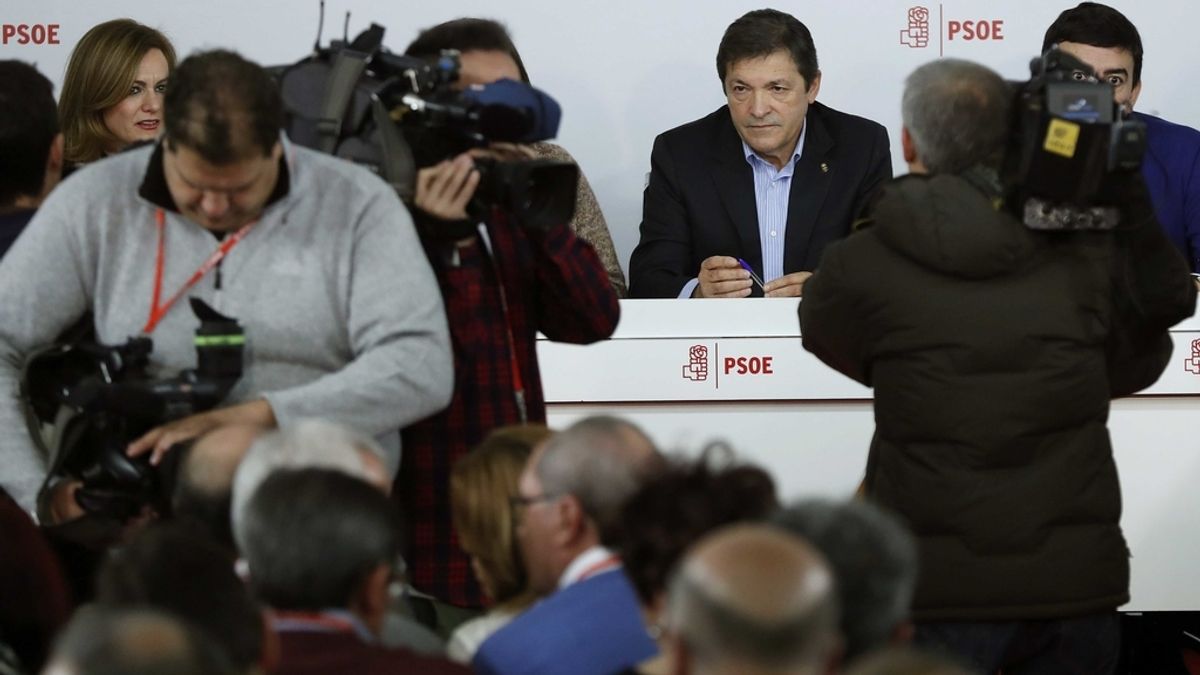 El presidente de la gestora del PSOE, Javier Fernández, al inicio de la reunión del Comité Federal del PSOE