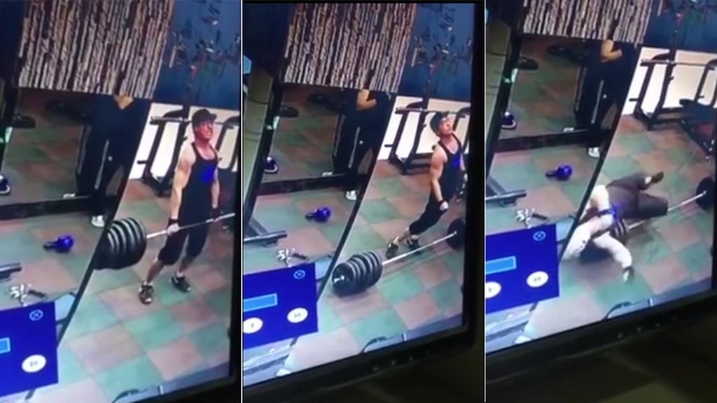 Se parte la espalda en el gimnasio al levantar pesas