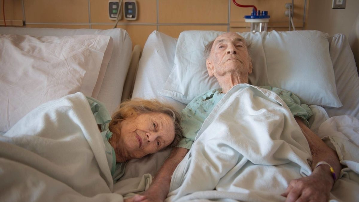 'Ingresa' voluntariamente para despedir a su marido tras 73 años de matrimonio 'Ingresa' voluntariamente para despedir a su marido tras 73 años de matrimonio