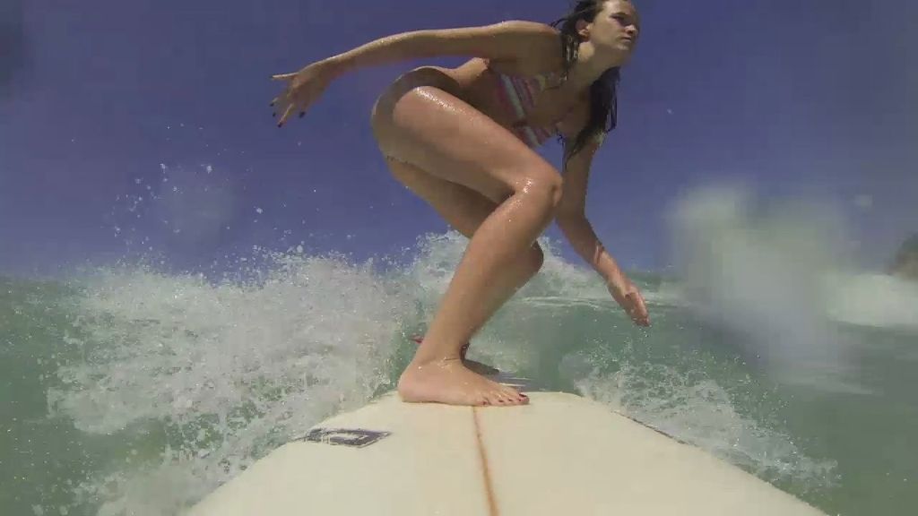 Ana Saura surfeando antes de desaparecer
