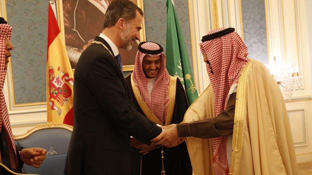 Máximos honores para Felipe VI durante su visita en Arabia Saudí