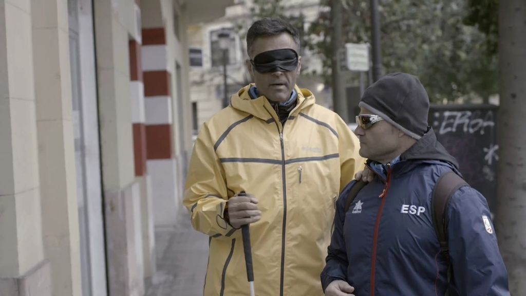 Rafa Lomana experimenta unos minutos la dificultad de caminar a ciegas
