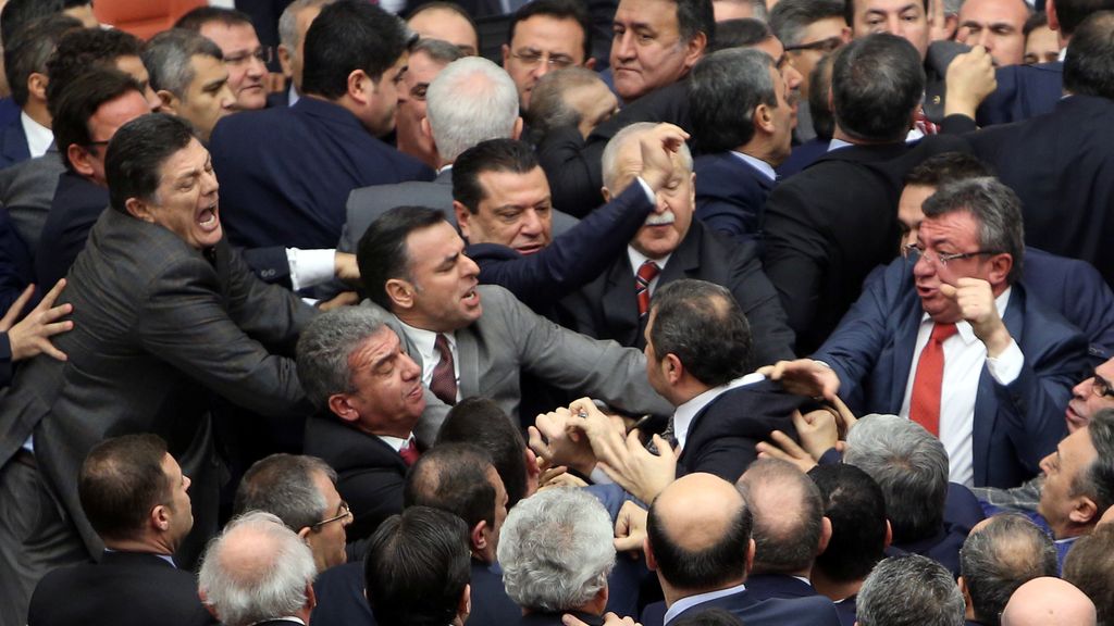 Sus señorías, a golpe limpio en el Parlamento de Turquía