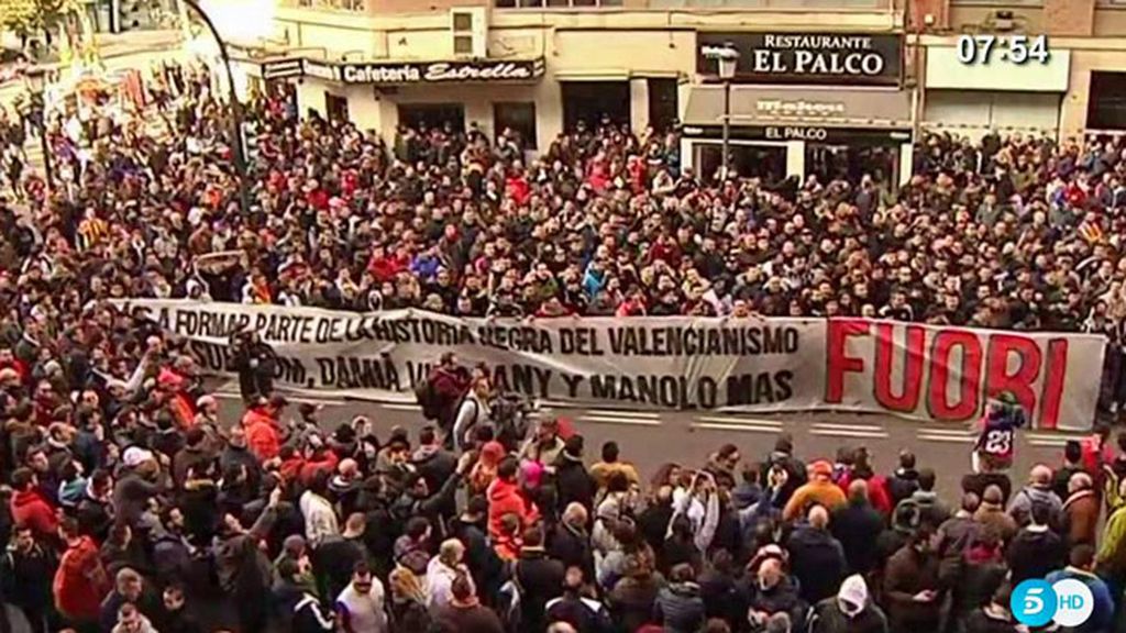 Gritos fuera y apoyo dentro del estadio: el Valencia se lleva por fin una alegría