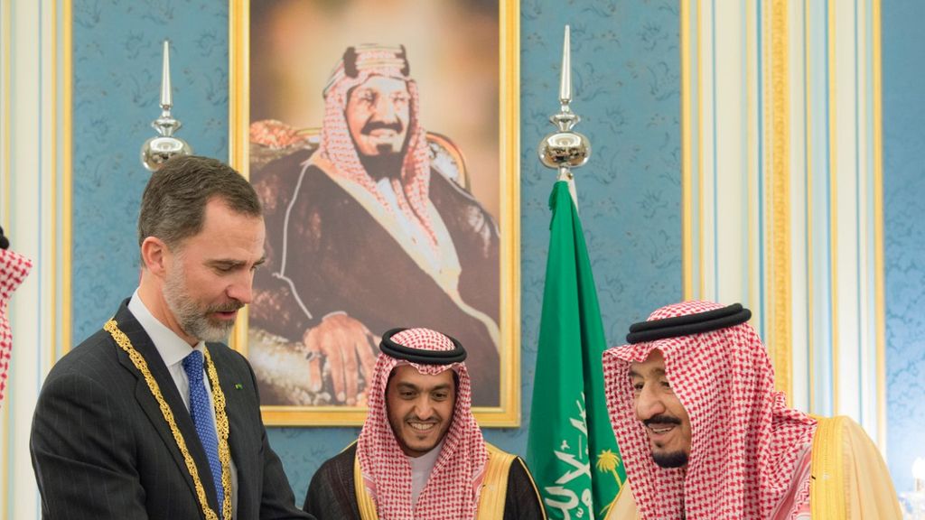 Felipe VI recibido con todos los honores en Arabia Saudí