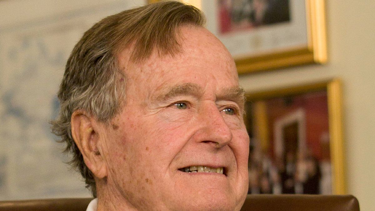 George H.W. Bush, trasladado a la UCI por un problema respiratorio "agudo"