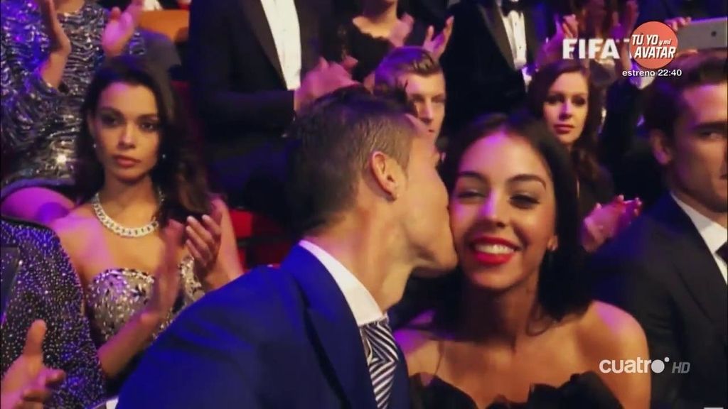 El beso de Cristiano a su novia al escuchar su nombre como ganador de ‘The Best’