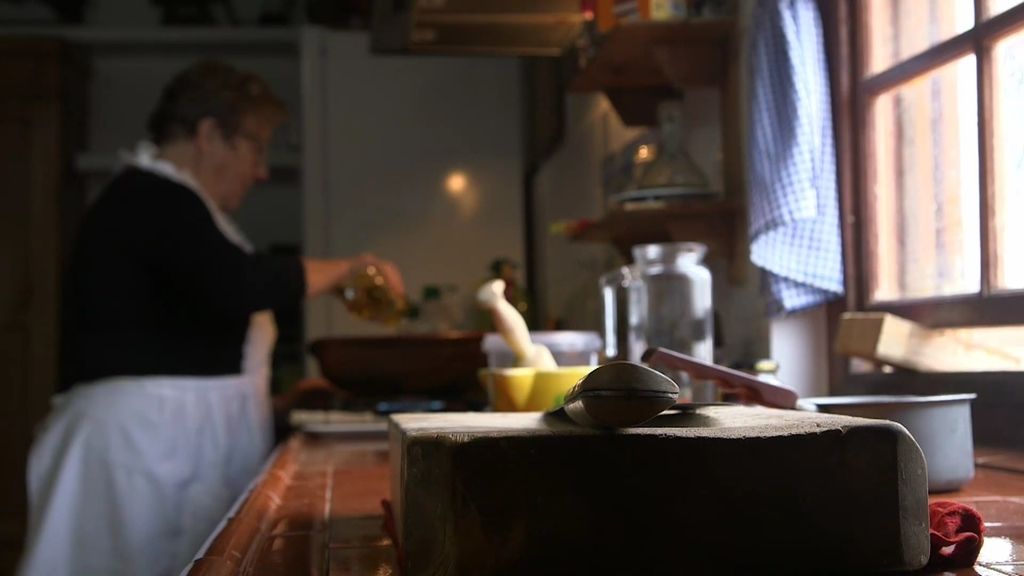 Calleja conoce los secretos de la caldereta de langosta con el cocinero Koldo Royo