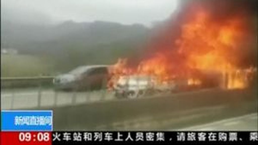 Un tráiler embiste a varios vehículos a gran velocidad en el sur de China