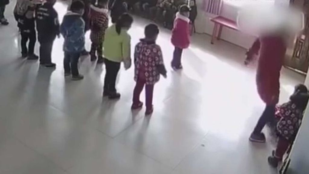 Una profesora patea y golpea en la cabeza a dos niñas en una guardería en China