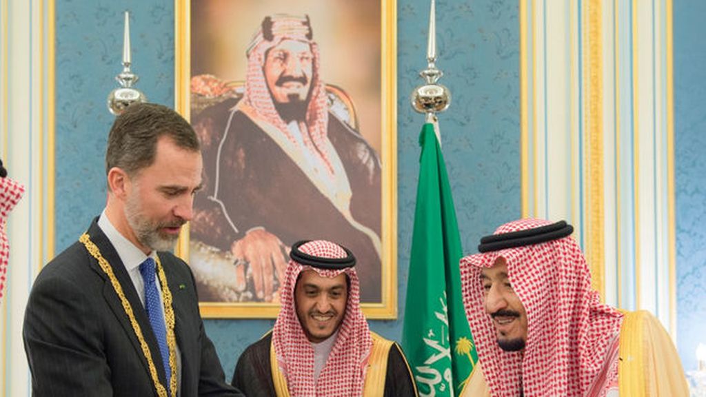 Felipe VI recibido con todos los honores en Arabia Saudí
