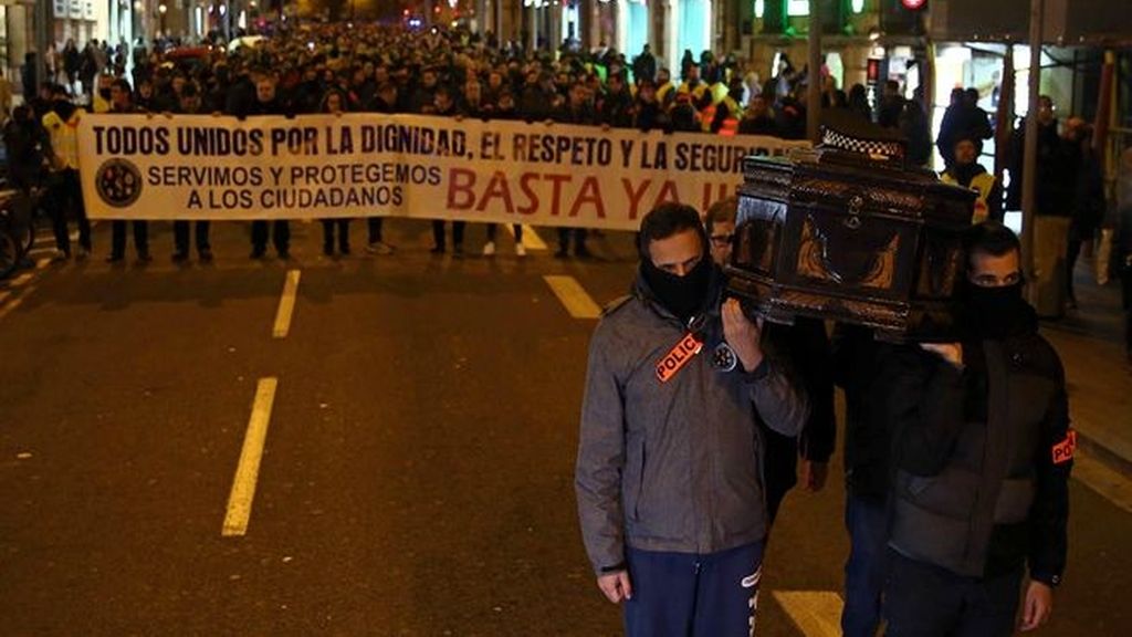 Distintos cuerpos se manifiestan en Barcelona para pedir "respeto institucional"