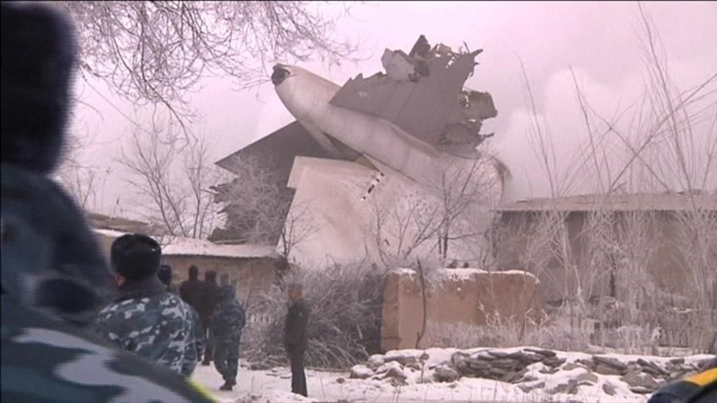 Un avión se estrella y mata a más de 30 vecinos en Kirguistán