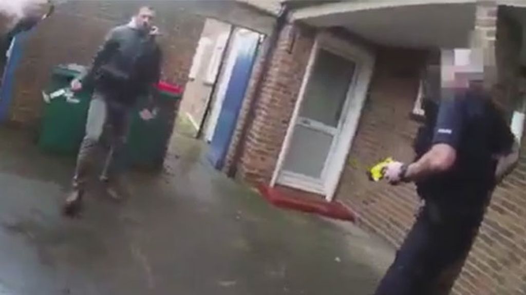 Un hombre ataca con un martillo a un grupo de policías en Reino Unido