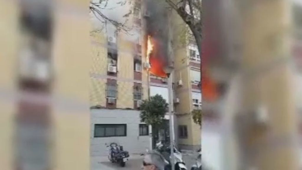 Angustiosa huida de las llamas en un virulento incendio en Sevilla
