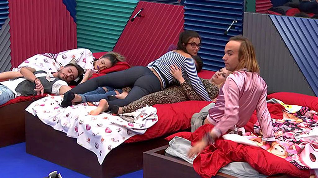 La noche más ‘hot’ de Elettra y Daniela: caricias, acrobacias y… ¡hasta un trío!