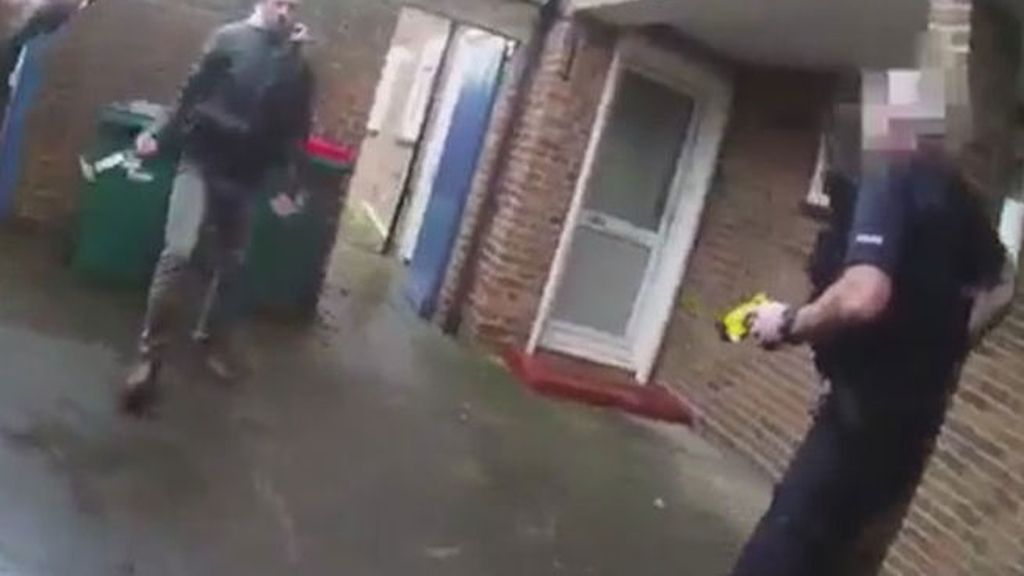 Un hombre ataca con un martillo a un grupo de policías en Reino Unido