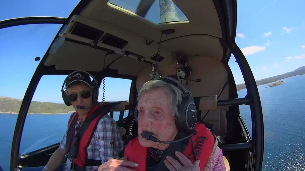 Jesús Calleja recorre la costa de Menorca en helicóptero con la abuela de Fornell