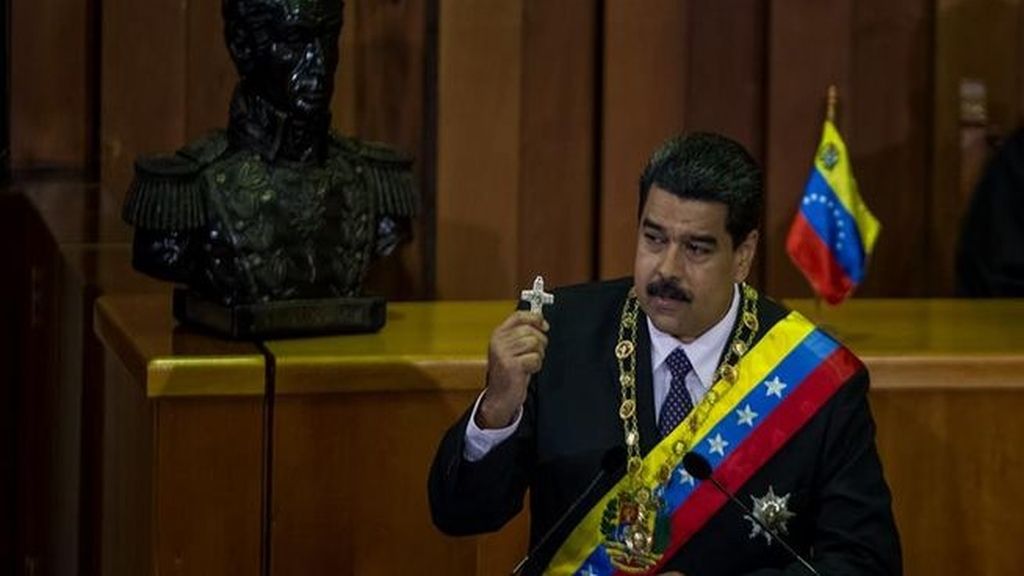 Maduro presenta un decreto extraordinario para enfrentar la crisis económica