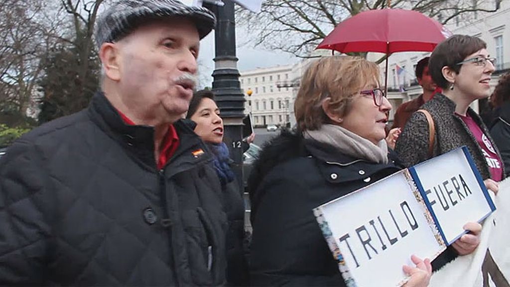 Españoles piden frente a la embajada en Londres la dimisión de Trillo