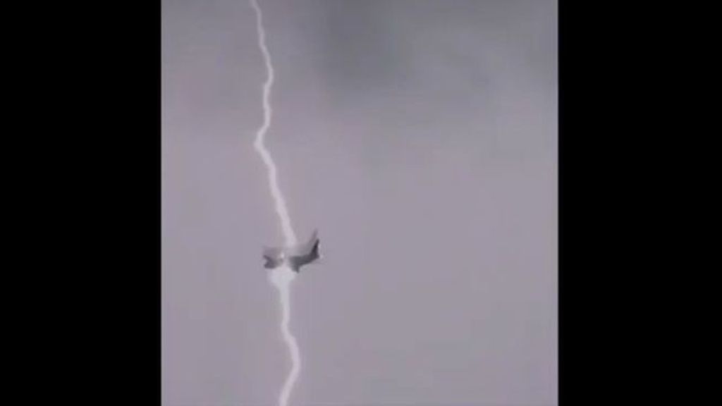 Impresionate momento en que un rayo atraviesa un Boing 747 en pleno vuelo