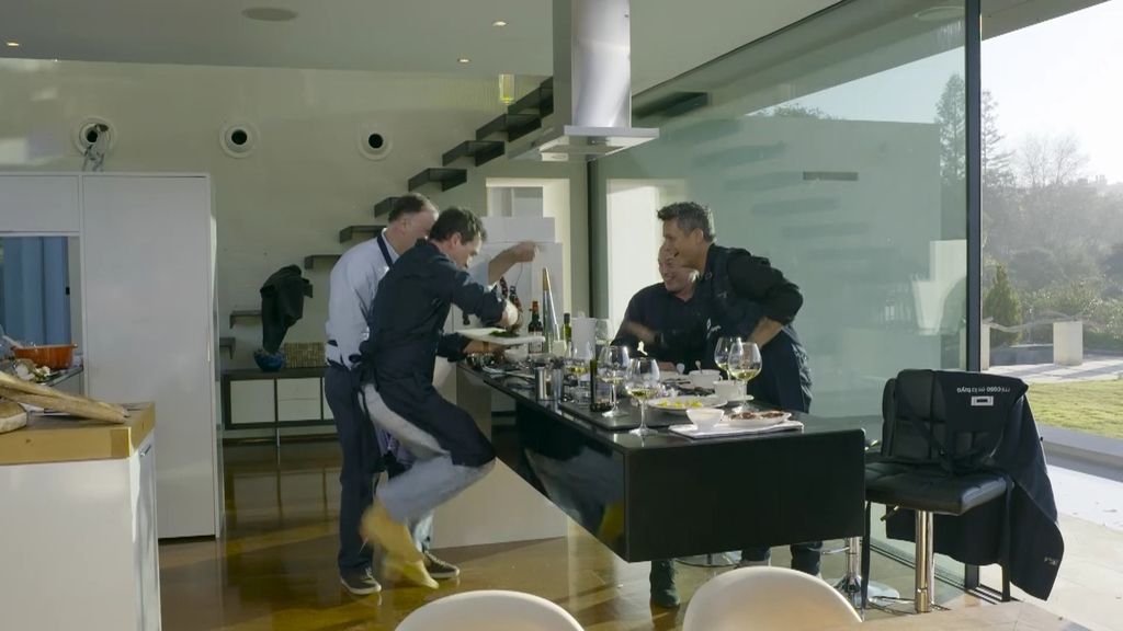 Antonio Banderas baila un zapateo mientras cocina con José Andrés