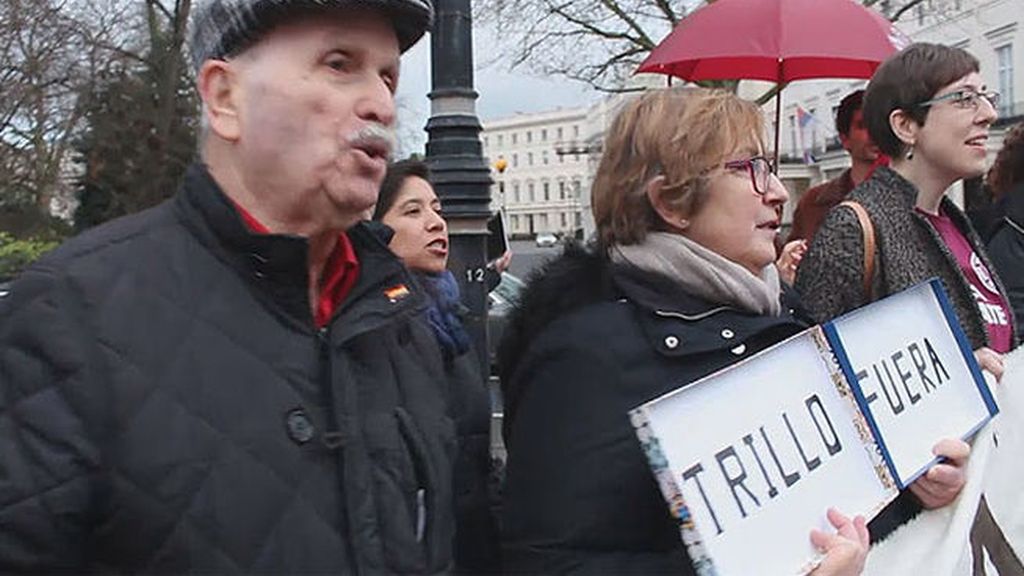 Españoles piden frente a la embajada en Londres la dimisión de Trillo