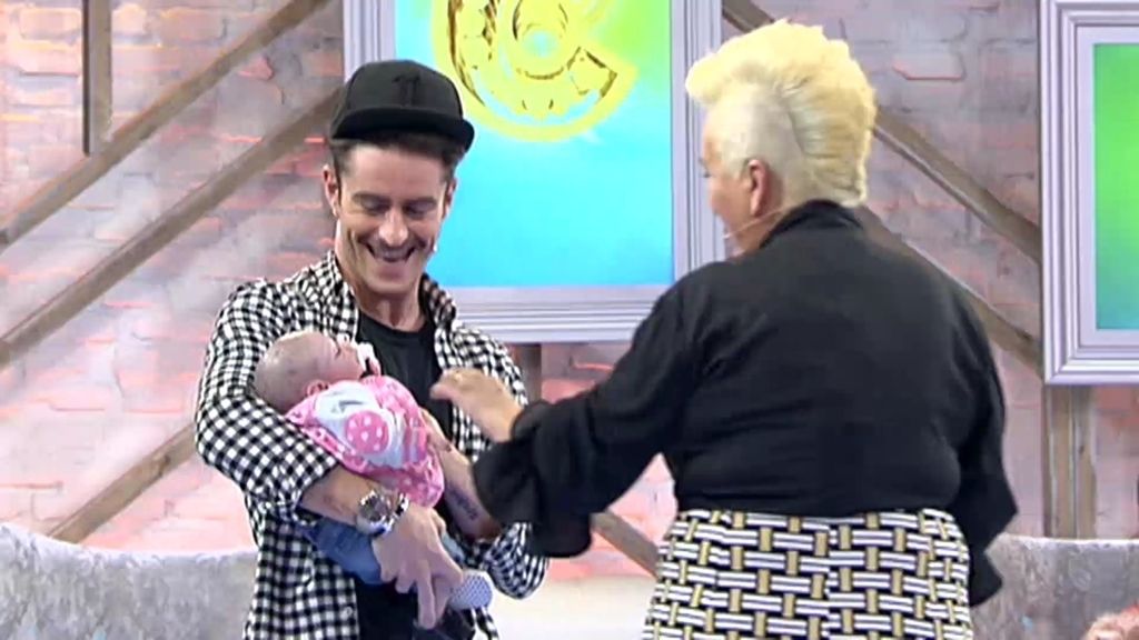 ¡Cambio doble! Pelayo transforma al bebé 'reborn' de Amalia con un look "rockero"