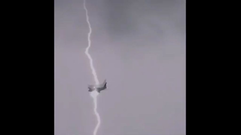 Impresionate momento en que un rayo atraviesa un Boing 747 en pleno vuelo