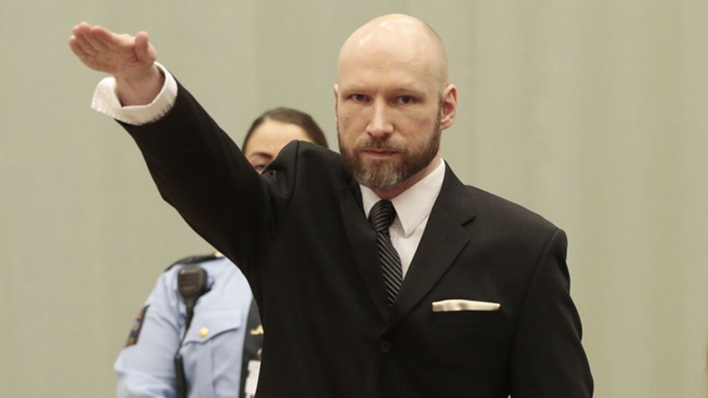 Breivik vuelve a abrir el juicio con un saludo nazi