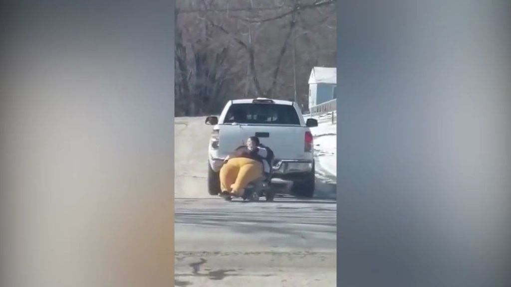 Remolcan a una mujer obesa con una camioneta porque no cabe dentro