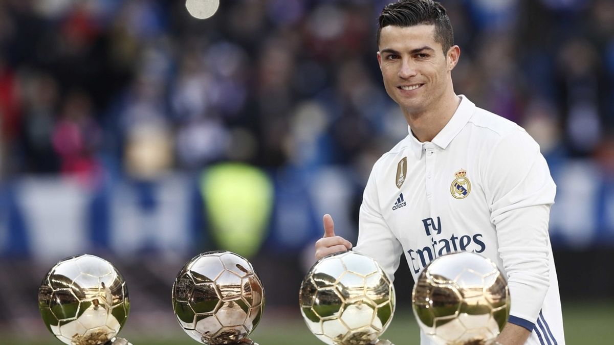 Cristiano Ronaldo posa con sus cuatro balones de oro