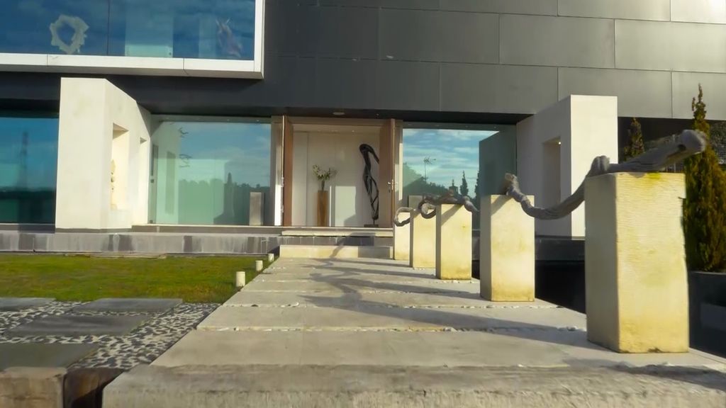 La búsqueda de residencia de Bertín comienza con un lujoso chalet