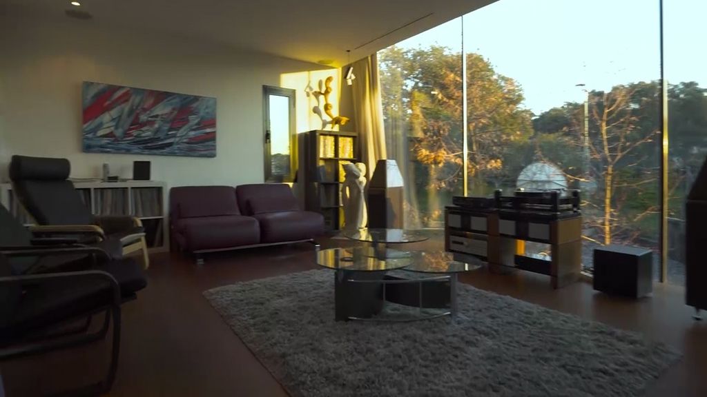 La búsqueda de residencia de Bertín comienza con un lujoso chalet