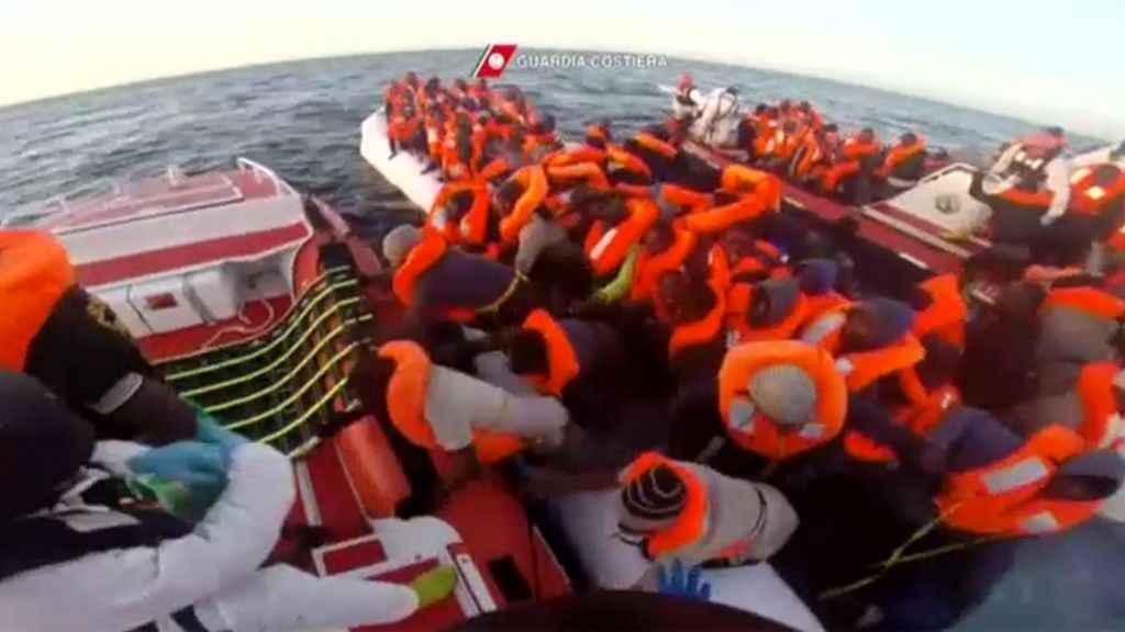 Tenso y angustioso rescate de 800 migrantes en aguas del Mediterráneo