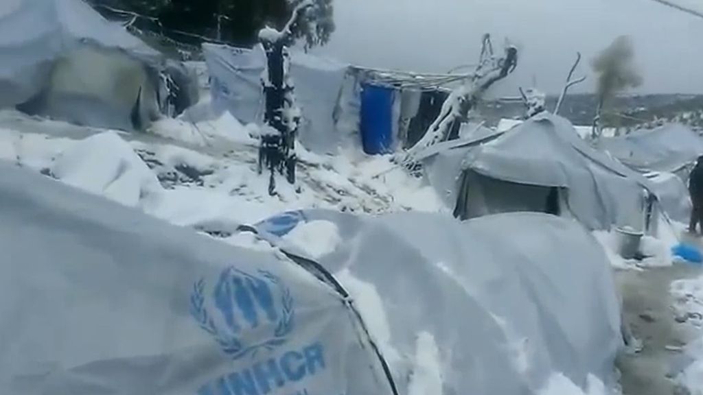 La nieve cubre el campamento de refugiados de la isla griega de Lesbos