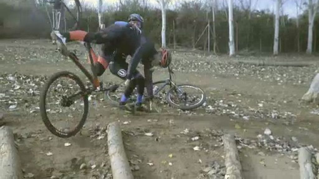 Lomana prueba la dureza de un circuito de Mountain Bike de la mano de Carlos Coloma